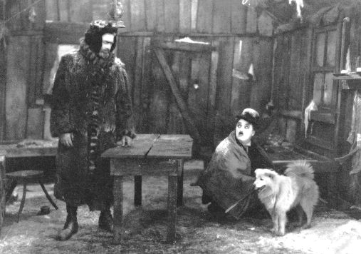 Mack Swain era el compañero de fatigas de Chaplin en "La químera del oro". Un gigante que no dudaba en intentar comérselo cuando se lo imaginaba como un pollo